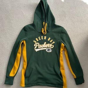 NWOT Green Bay Packers hooded sweatshirt pocket across the front. Medium